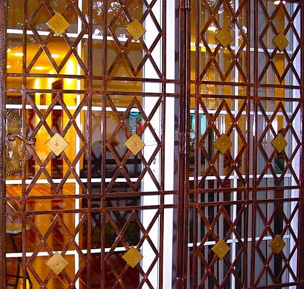 Lattice gates over a lit entrance