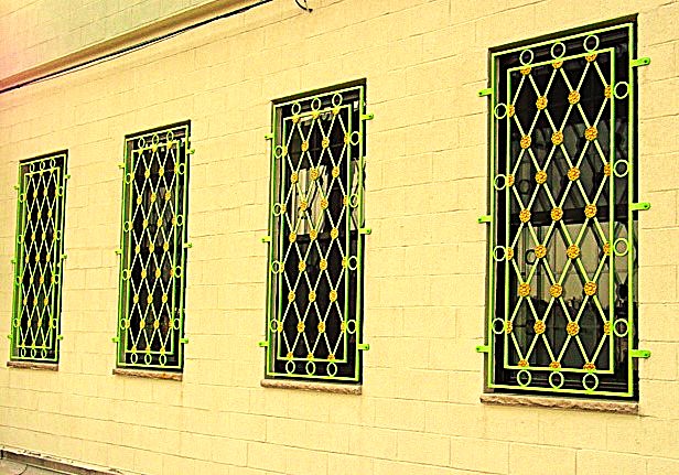 A run of lattice guards along one elevation