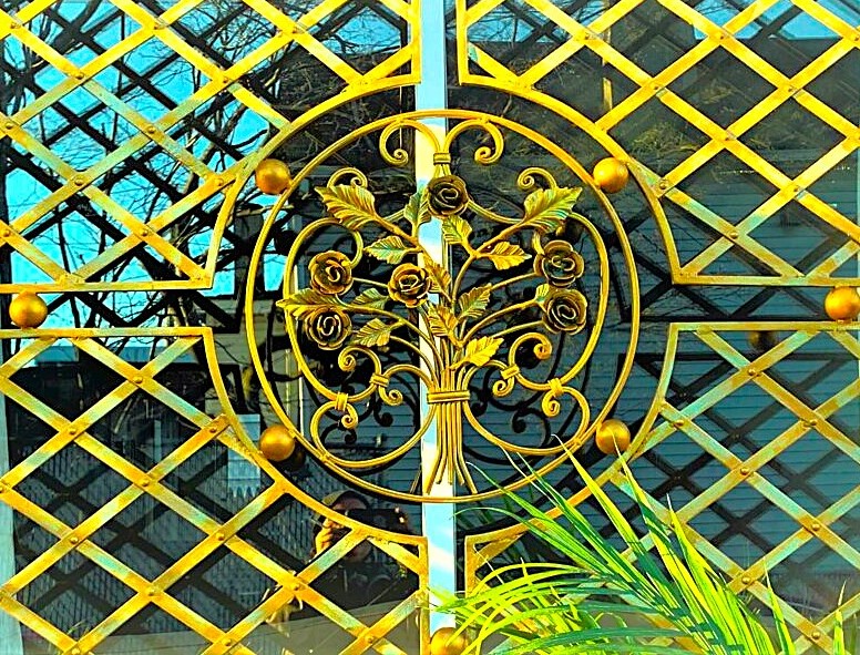 Architectural iron lattice E-530-D — ornamental gate with floral center medallion
